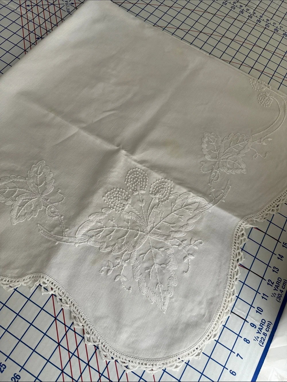 Vintage Madeira Hand Embroidered Linen Tablecloth White Berry Vine Crochet Lace